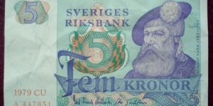 Sveriges Riksbank |
5 Kronor |

Obverse: King Gustav Vasa (1496-1560) |
Reverse: Scenes from the Swedish countryside, including stylised crowing wood-grouse and A capercaillie |
Watermark: Grid of diagonal wavy lines with the number 5 printed in the boxes. Blue and red fibers are irregularly posted in the paper Banknote