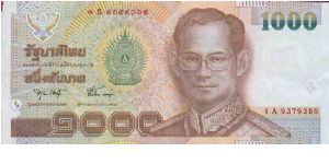 1000 Baht,
Anverso:
Retrato de su Honorable Majestad el Rey Bhumibol Adulyadej, con su uniforme de Comandante Supremo de las Fuerzas Armadas.
Reverso:
Retrato de su Honorable Majestad el Rey Bhumibol Adulyadej mientras realiza las reales actividades, y el dibujo representando el Pa Sak Jolasid Dam. Banknote