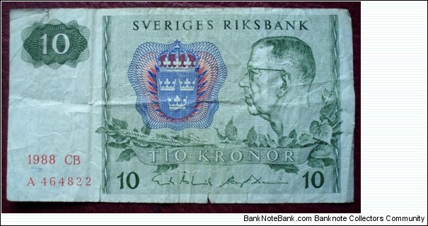 Sveriges Riksbank |
10 Kronor |

Obverse: King Gustaf VI Adolf (1882-1973) |
Reverse: Stylised Northern Lights and Snowflakes |
Watermark: Johan August Strindberg (1849-1912) Banknote