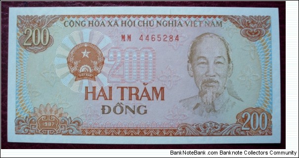 Ngân Hàng Nhà Nước Việt Nam |
200 Đồng |

Obverse: Hồ Chí Minh and Coat of Arms |
Reverse: Field workers and Tractor |
Watermark: Flowers old type Banknote