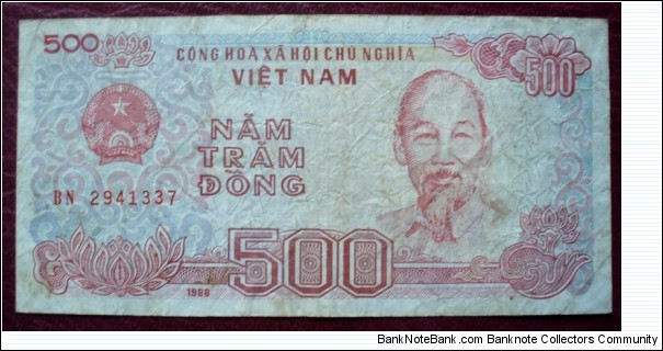 Ngân Hàng Nhà Nước Việt Nam |
500 Đồng |

Obverse: Hồ Chí Minh and Coat of Arms |
Reverse: Dockside boat |
Watermark: Big flowers Banknote