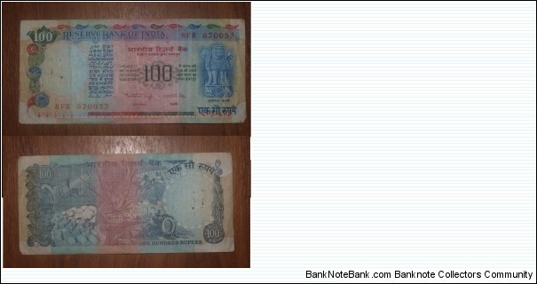 100 Rupees. Dr Manmohan Singh signature. Banknote