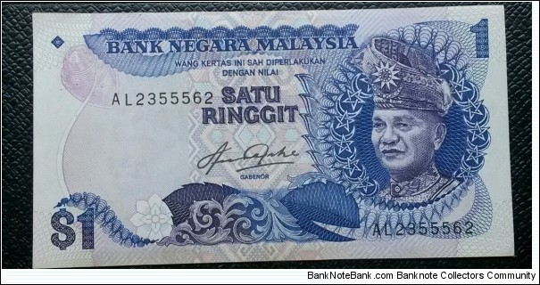 1 Ringgit Malaysia
AL2355562
SERIES 5
PRINT BY THOMAS.D.L.R
SIGN BY AZIZ TAHA Banknote
